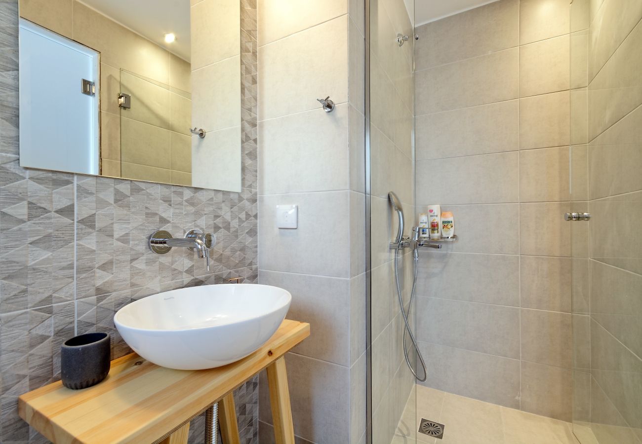 Apartment in Athens - Hercules Residence, Signature 3 Bedroom & 3 Bathrooms Apartment w/Balcony, Gym, Fast Wifi