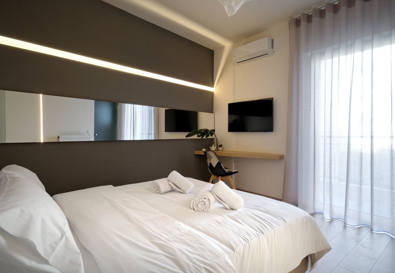 Apartment in Athens - Hercules Residence, Trendy central 3 Bedroom Apartment with private balcony & Gym