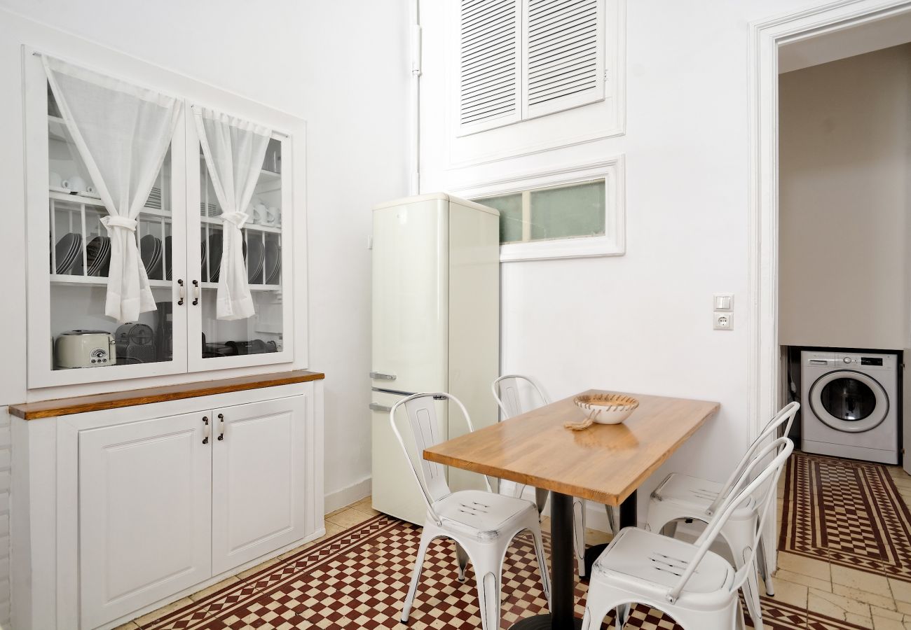 Apartment in Athens - Acropolis Memories, Authentic 3 bedroom Apartment, 2mins walk to Acropolis & Plaka