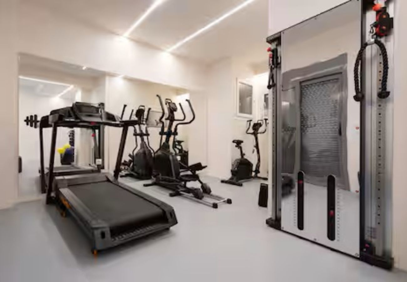 Apartment in Athens - Sunny Apartment in Athens with Balcony & Gym