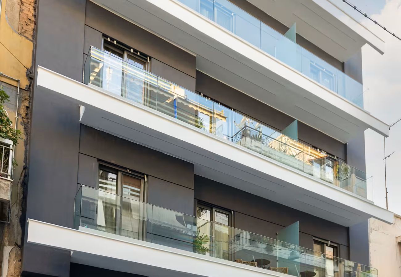 Apartment in Athens - Sunny Apartment in Athens with Balcony & Gym