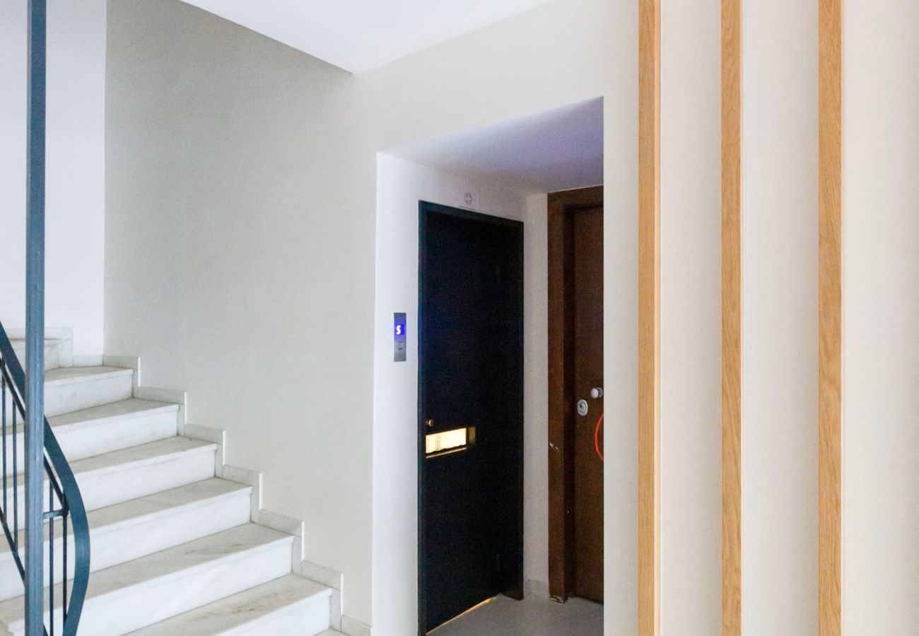 Apartment in Athens - Sunny Apartment in Athens with Balcony & Gym