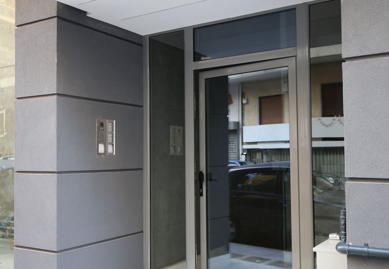 Apartment in Athens - Sunny Apartment in Athens with Balcony & Gym