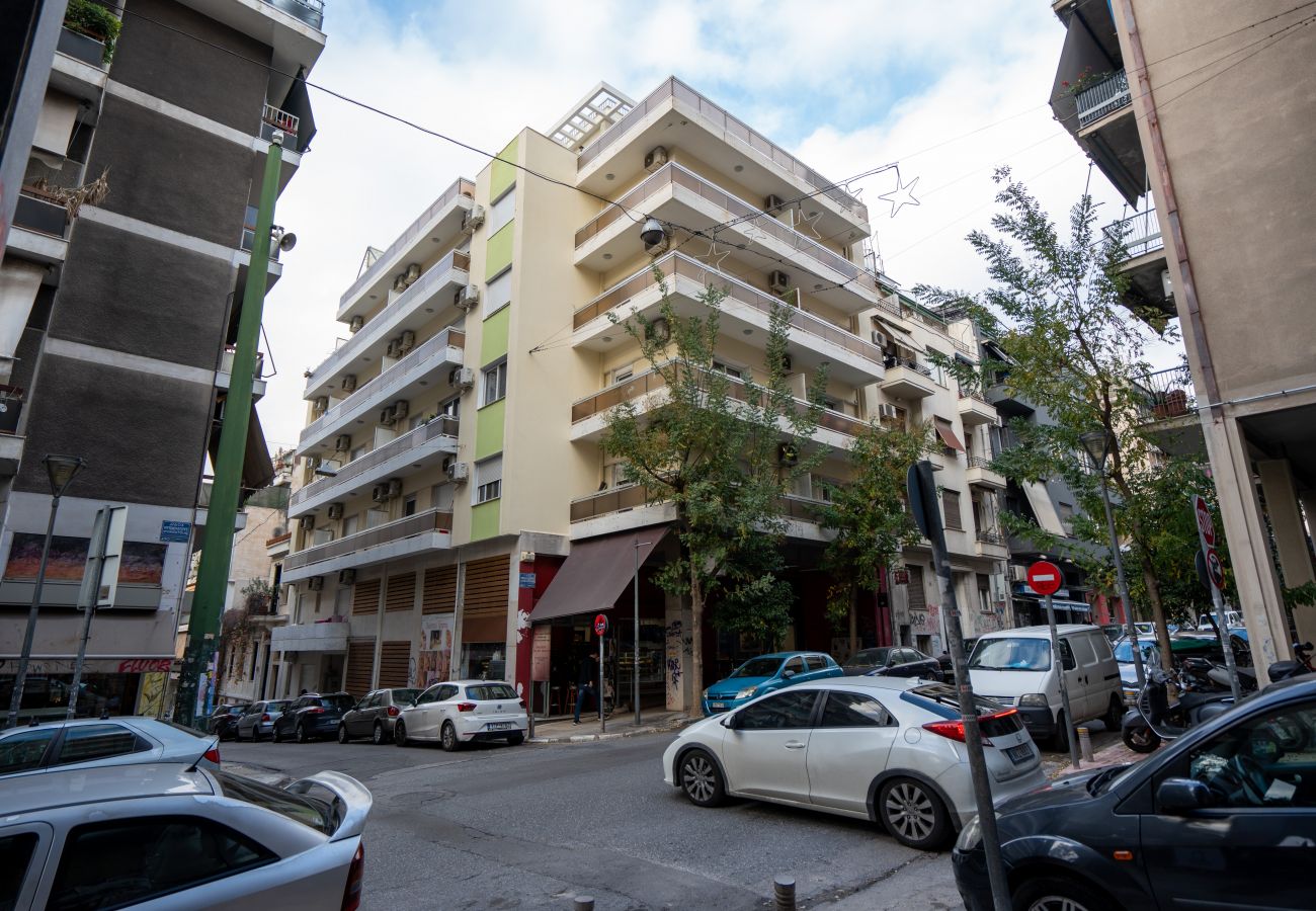 Apartment in Athens - Modern Apartment in Athens with Balcony & Wi-Fi