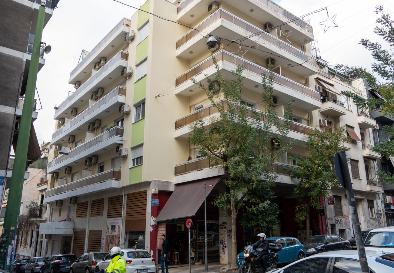 Apartment in Athens - Modern Apartment in Athens with Balcony & Wi-Fi