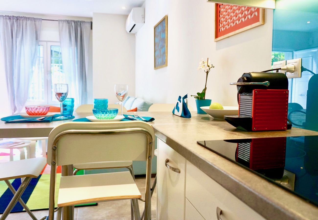 Apartment in Athens - Stylish Apartment w/th Patio, 5 min to Metro