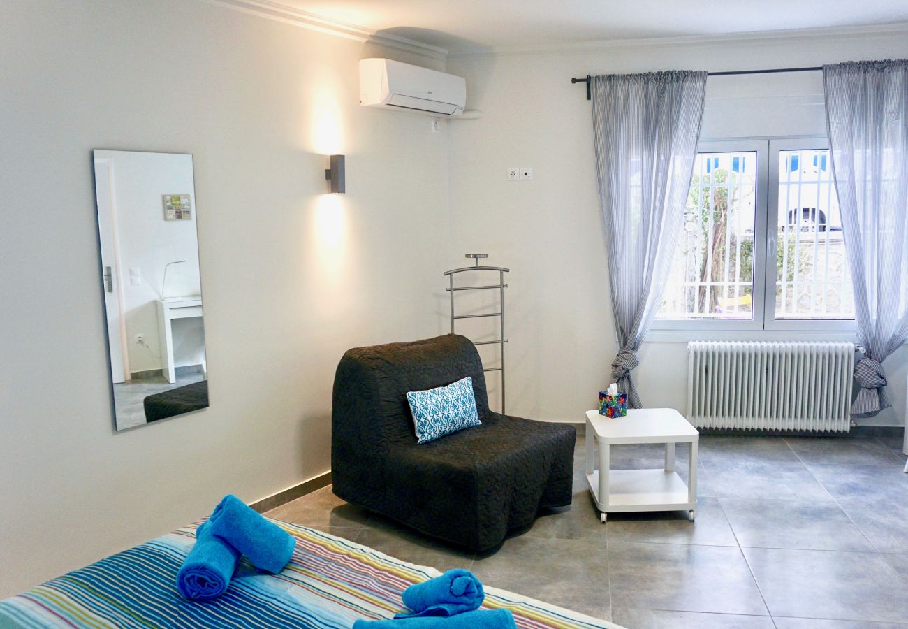 Apartment in Athens - Stylish Apartment w/th Patio, 5 min to Metro