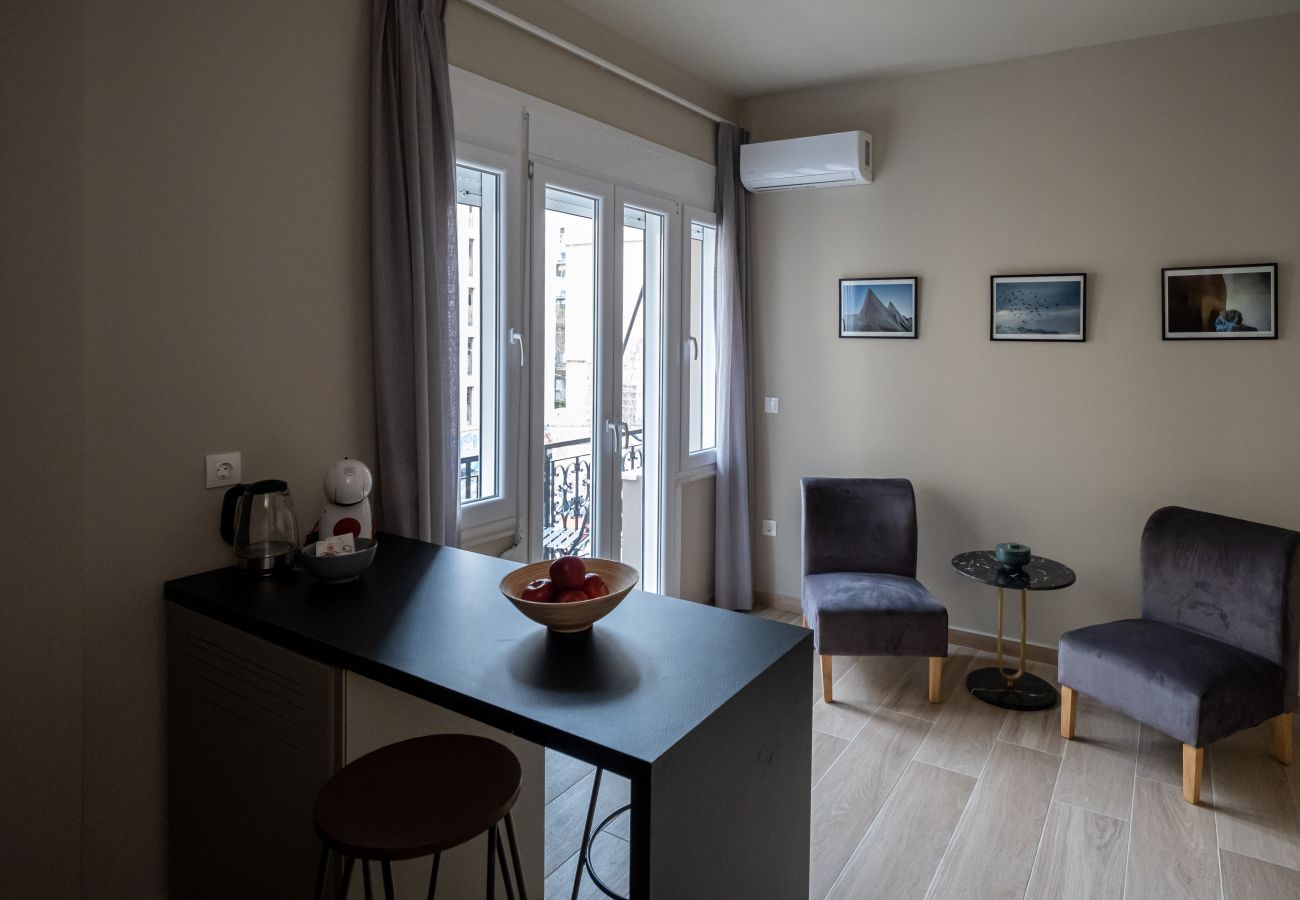 Apartment in Athens - Elegant Studio in Exarchia: Balcony, Laundry & Gym