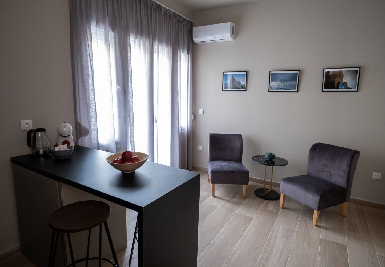 Apartment in Athens - Elegant Studio in Exarchia: Balcony, Laundry & Gym