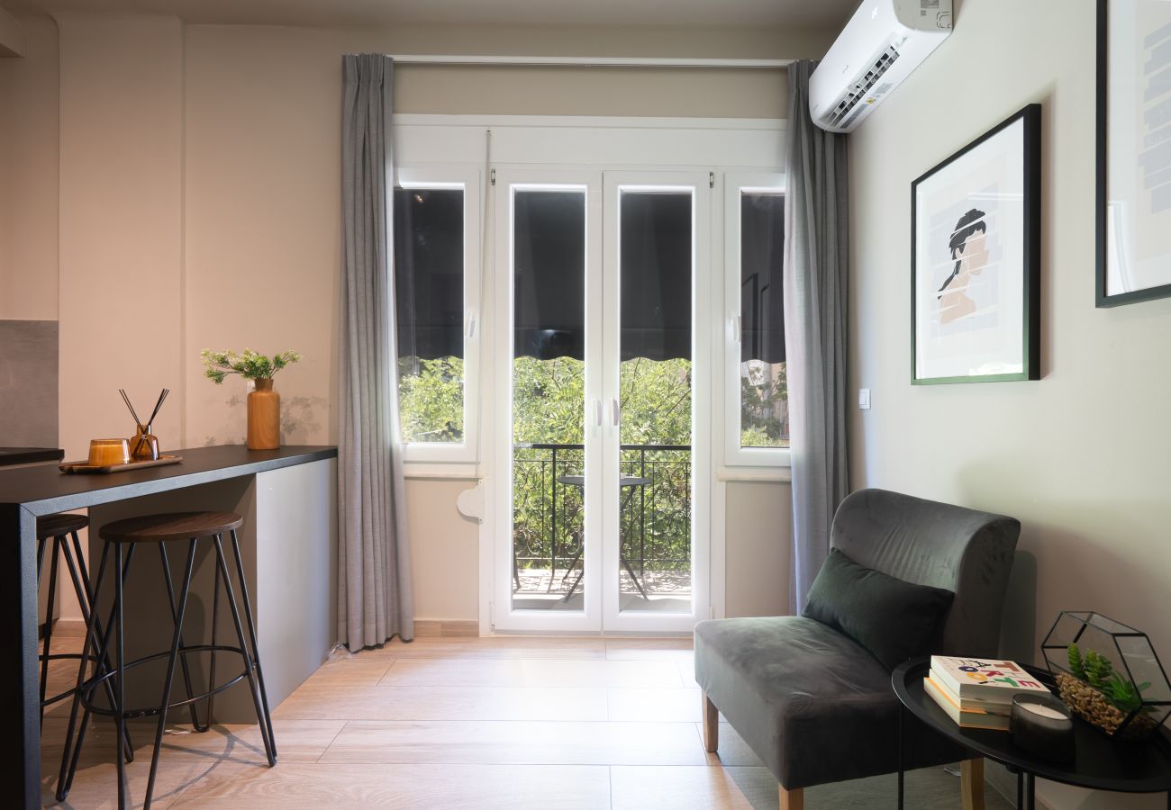 Apartment in Athens - Elegant Studio in Exarchia: Balcony, Laundry & Gym