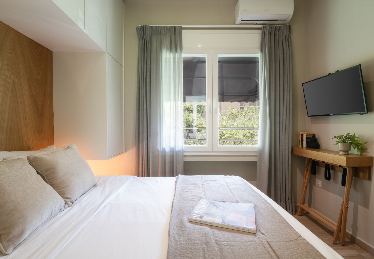Apartment in Athens - Elegant Studio in Exarchia: Balcony, Laundry & Gym