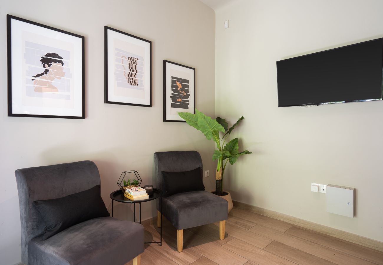 Apartment in Athens - Elegant Studio in Exarchia: Balcony, Laundry & Gym