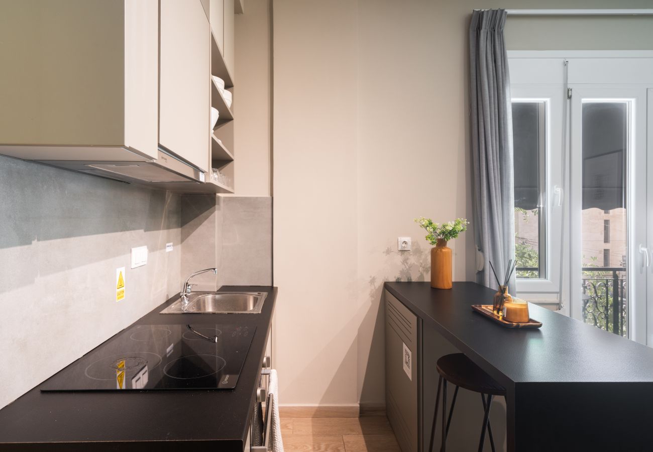 Apartment in Athens - Elegant Studio in Exarchia: Balcony, Laundry & Gym