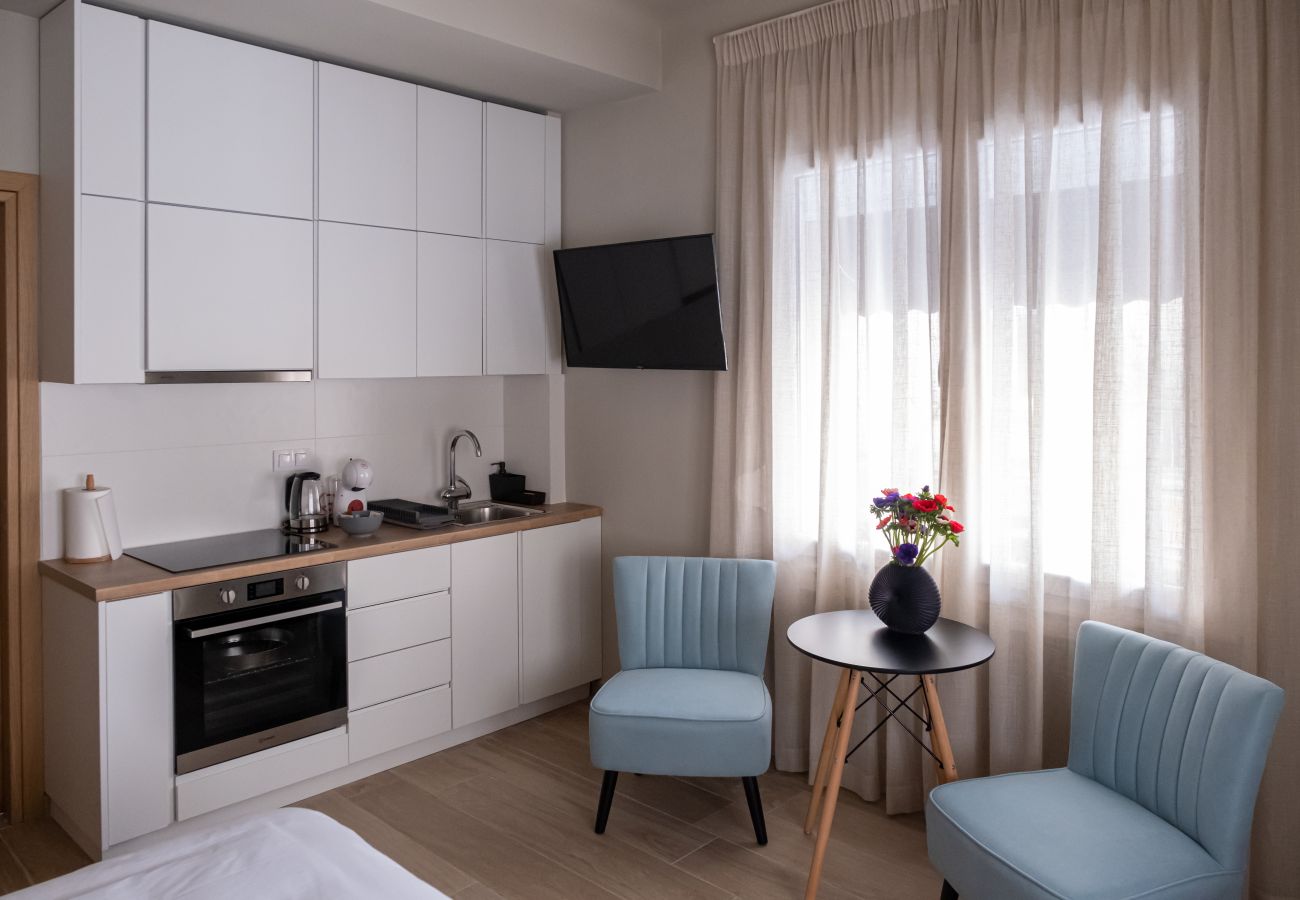 Studio in Athens - Bright Studio in Exarchia with Gym & Laundry