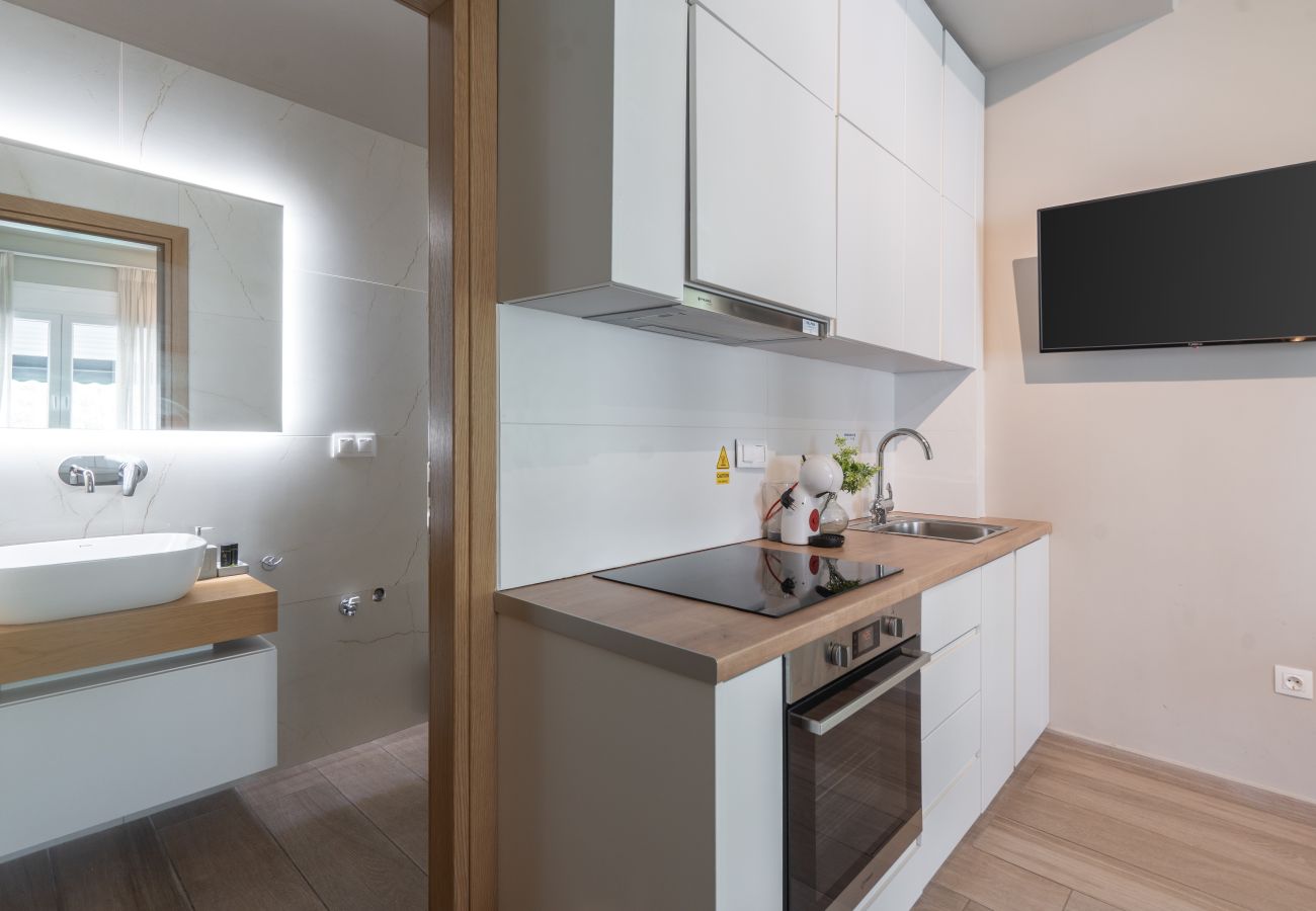 Studio in Athens - Bright Studio in Exarchia with Gym & Laundry