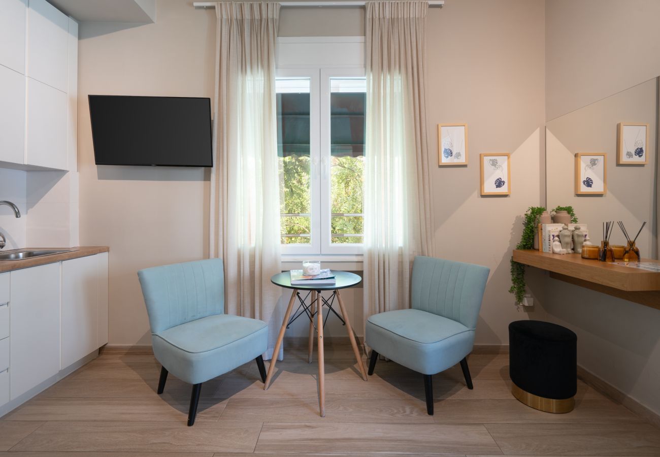 Studio in Athens - Bright Studio in Exarchia with Gym & Laundry