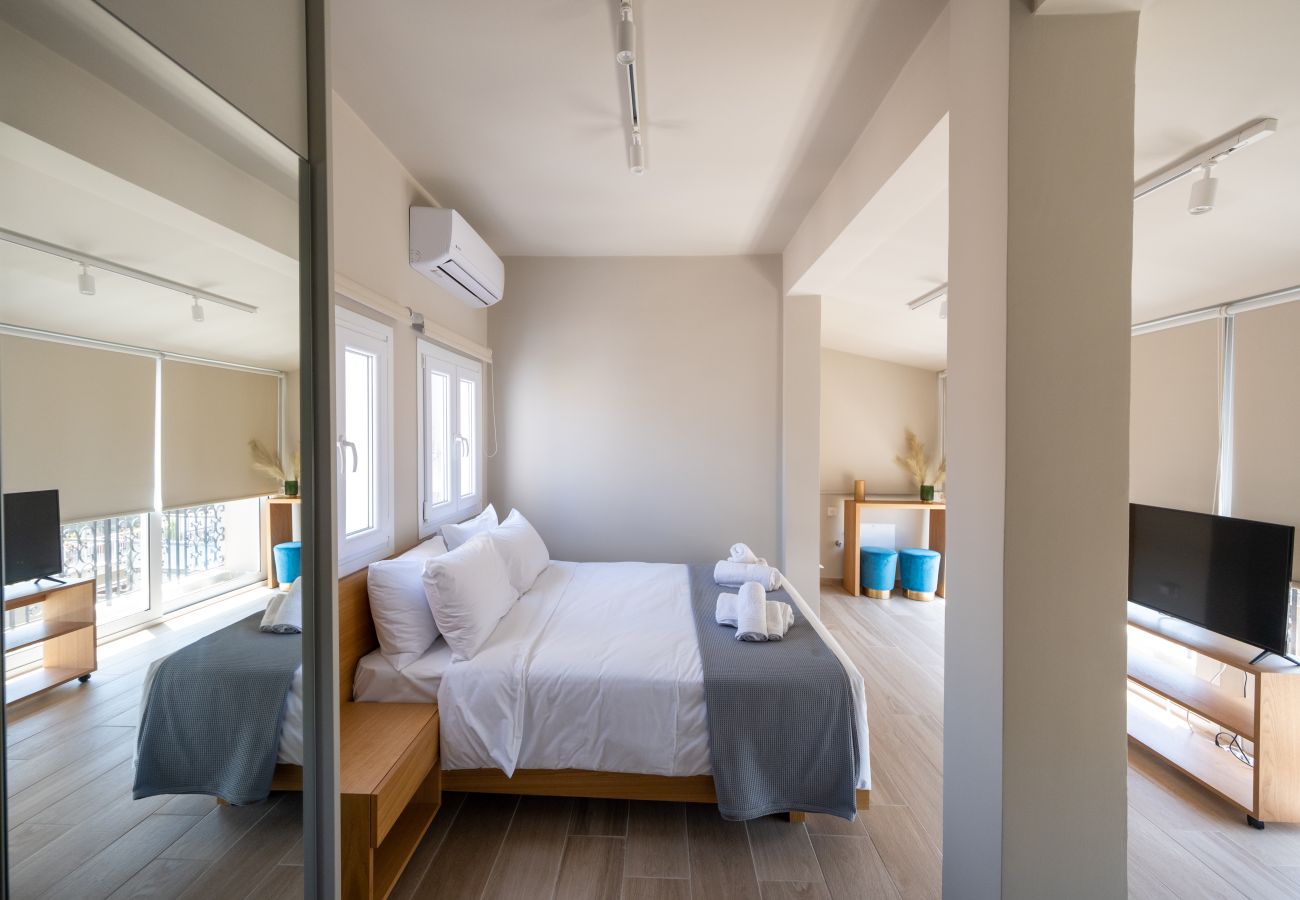 Studio in Athens - Upper Penthouse with Large Terrace, Laundry & Gym