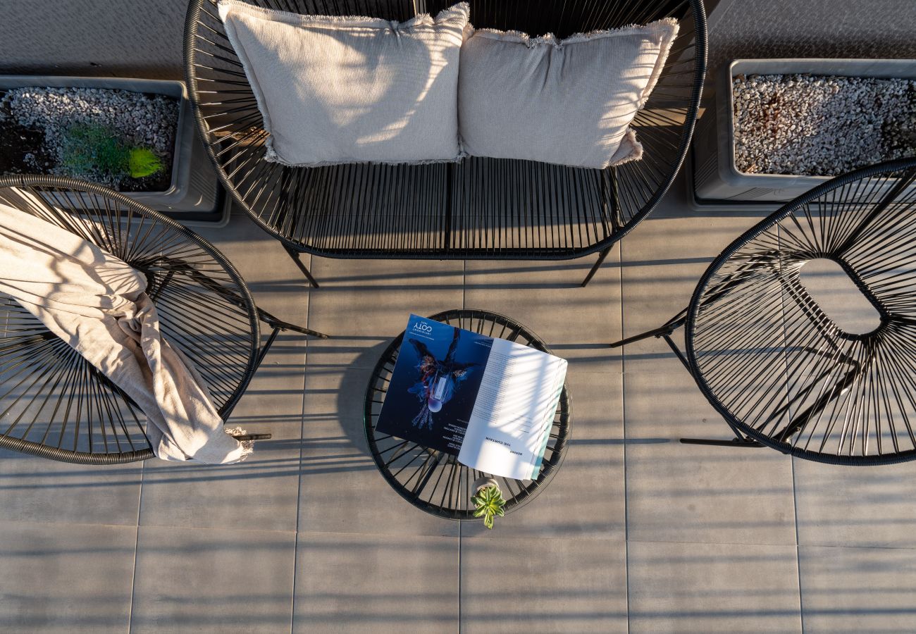 Studio in Athens - Upper Penthouse with Large Terrace, Laundry & Gym