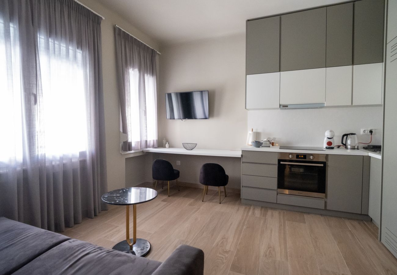 Apartment in Athens - Modern One-Bedroom with Balcony, Laundry & Gym