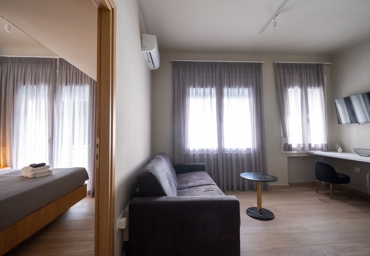 Apartment in Athens - Modern One-Bedroom with Balcony, Laundry & Gym