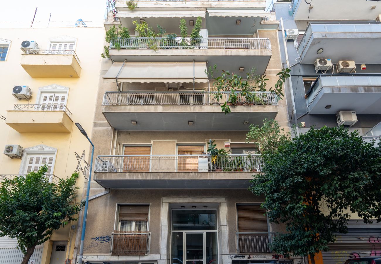 Apartment in Zografou - Cozy & Chic Stay with Private Backyard Near Metro