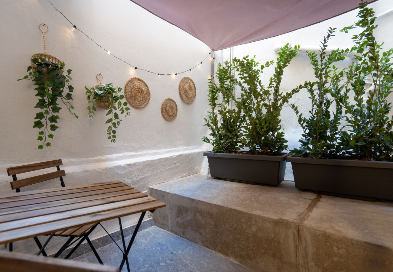 Apartment in Zografou - Cozy & Chic Stay with Private Backyard Near Metro