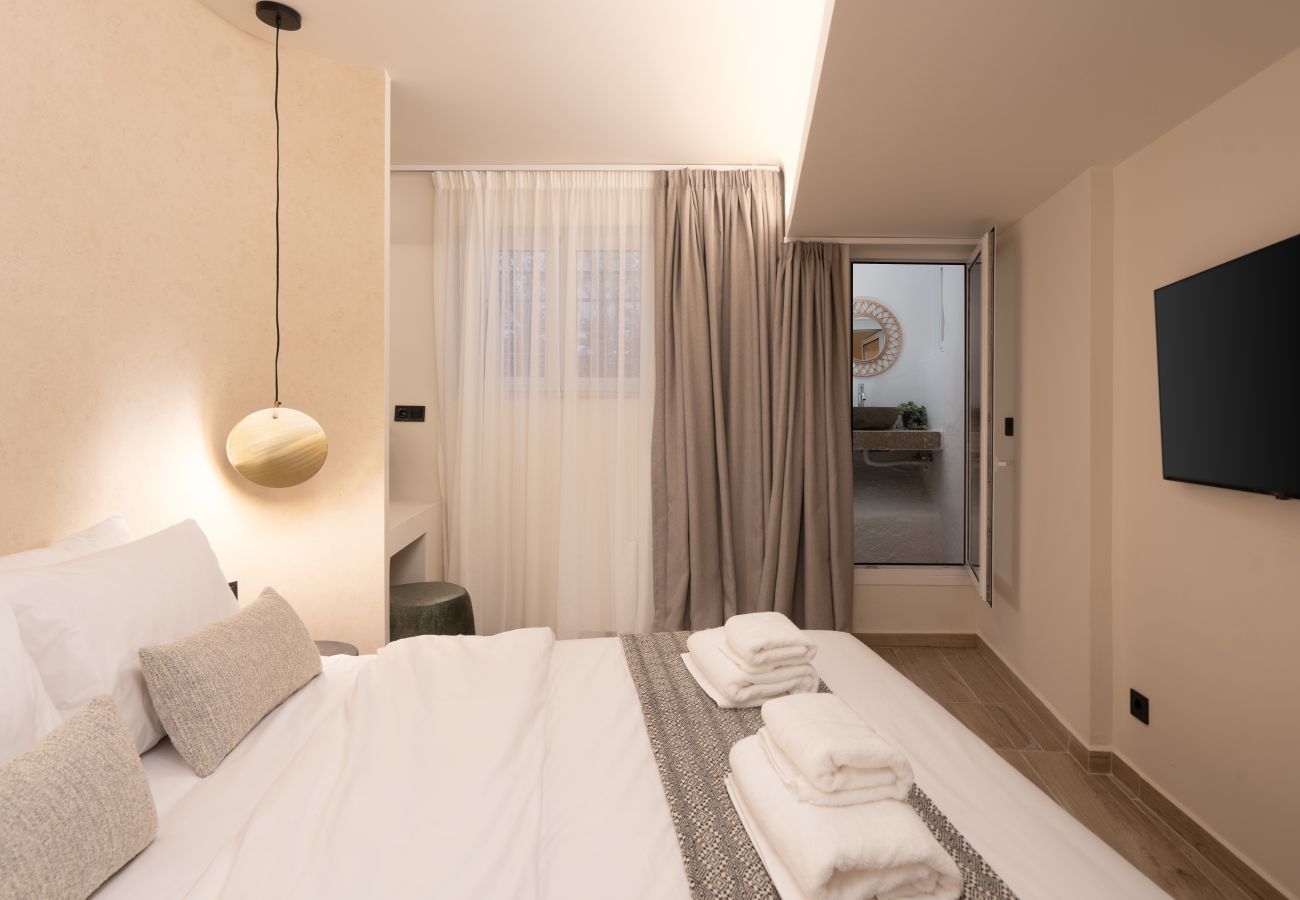 Apartment in Zografou - Cozy & Chic Stay with Private Backyard Near Metro