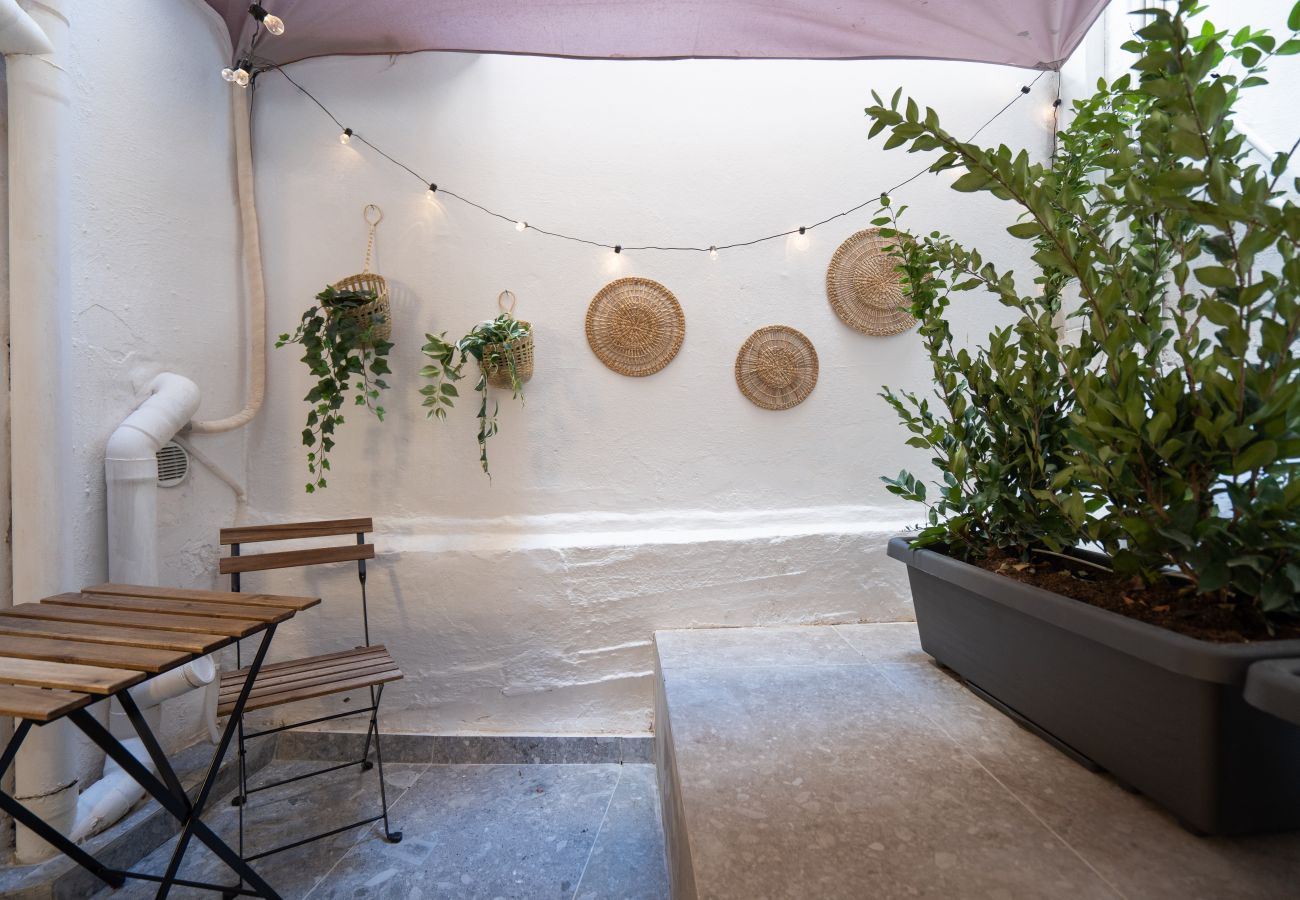 Apartment in Zografou - Cozy & Chic Stay with Private Backyard Near Metro