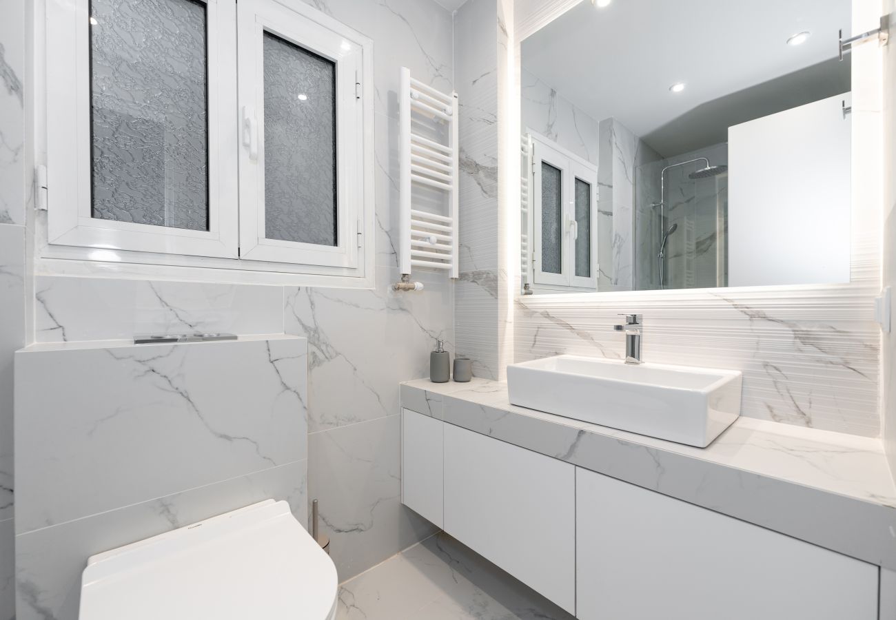Apartment in Athens - Spacious & Stylish Athens Apartment, 5min to Metro