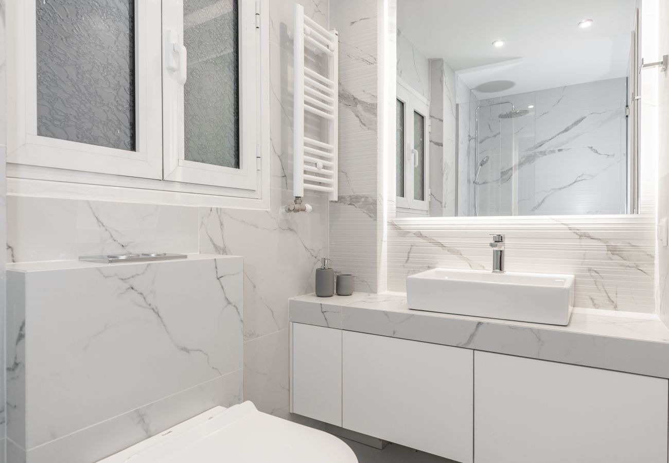 Apartment in Athens - Spacious & Stylish Athens Apartment, 5min to Metro