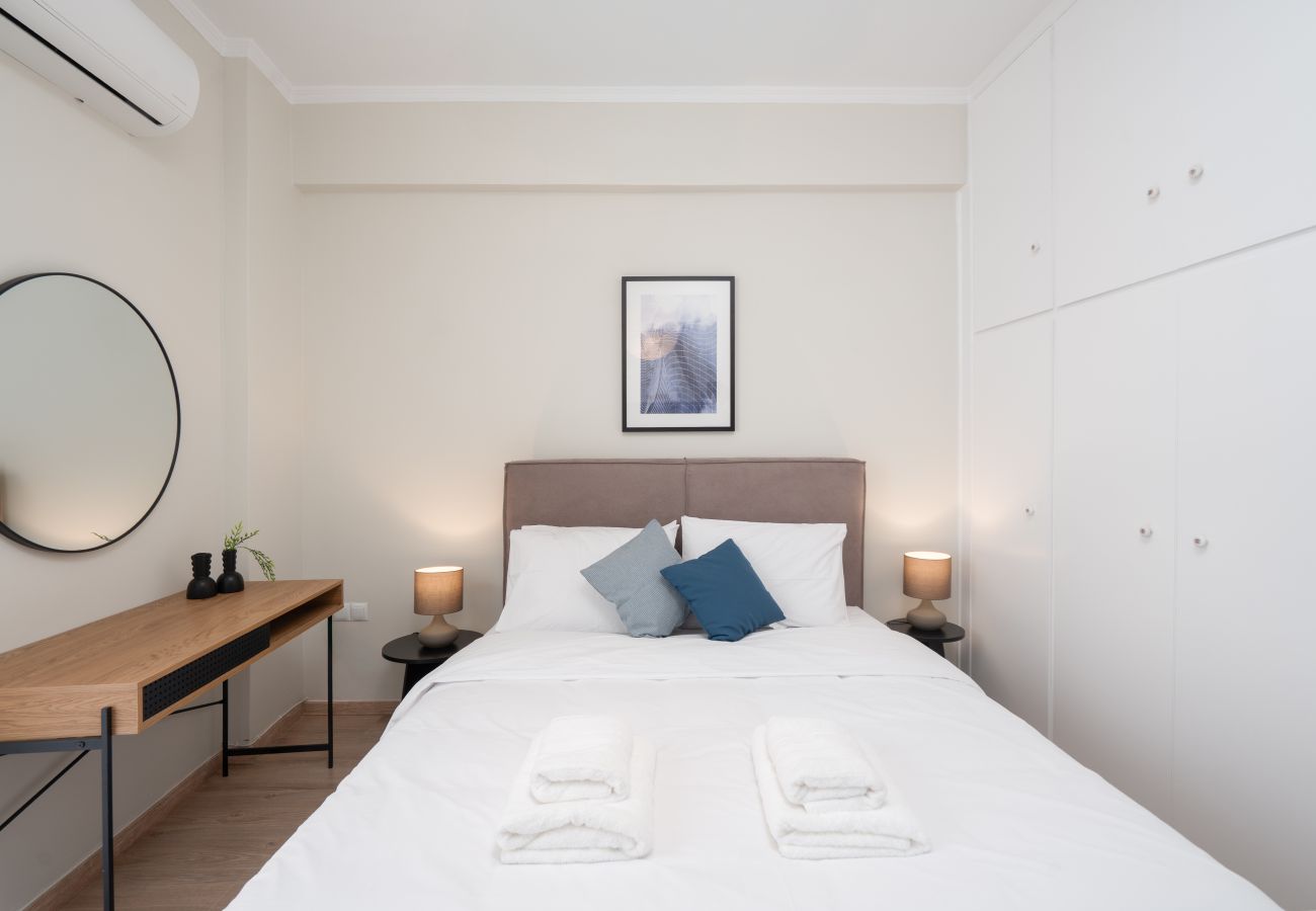 Apartment in Piraeus - Classic Apartment in Piraeus, walk in Port.