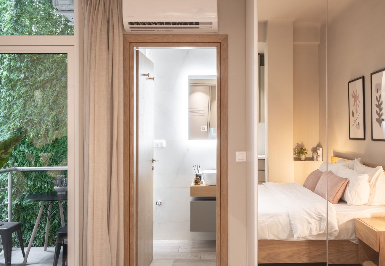 Studio in Athens - Charming Studio in Exarchia with Gym & Laundry