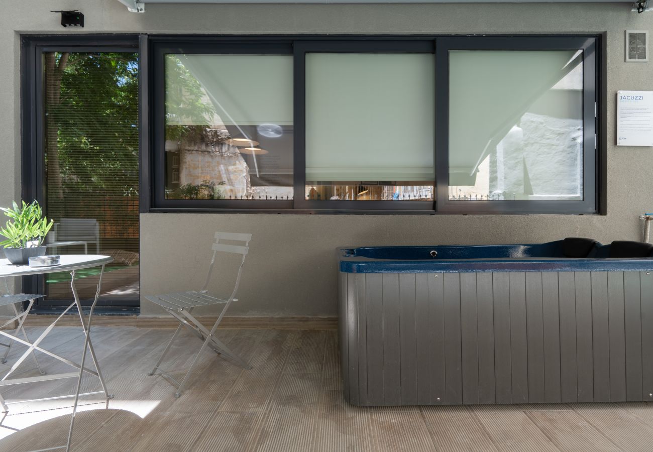 Studio in Athens - Silk Athens | Luxury Suite w/terrace and Jacuzzi