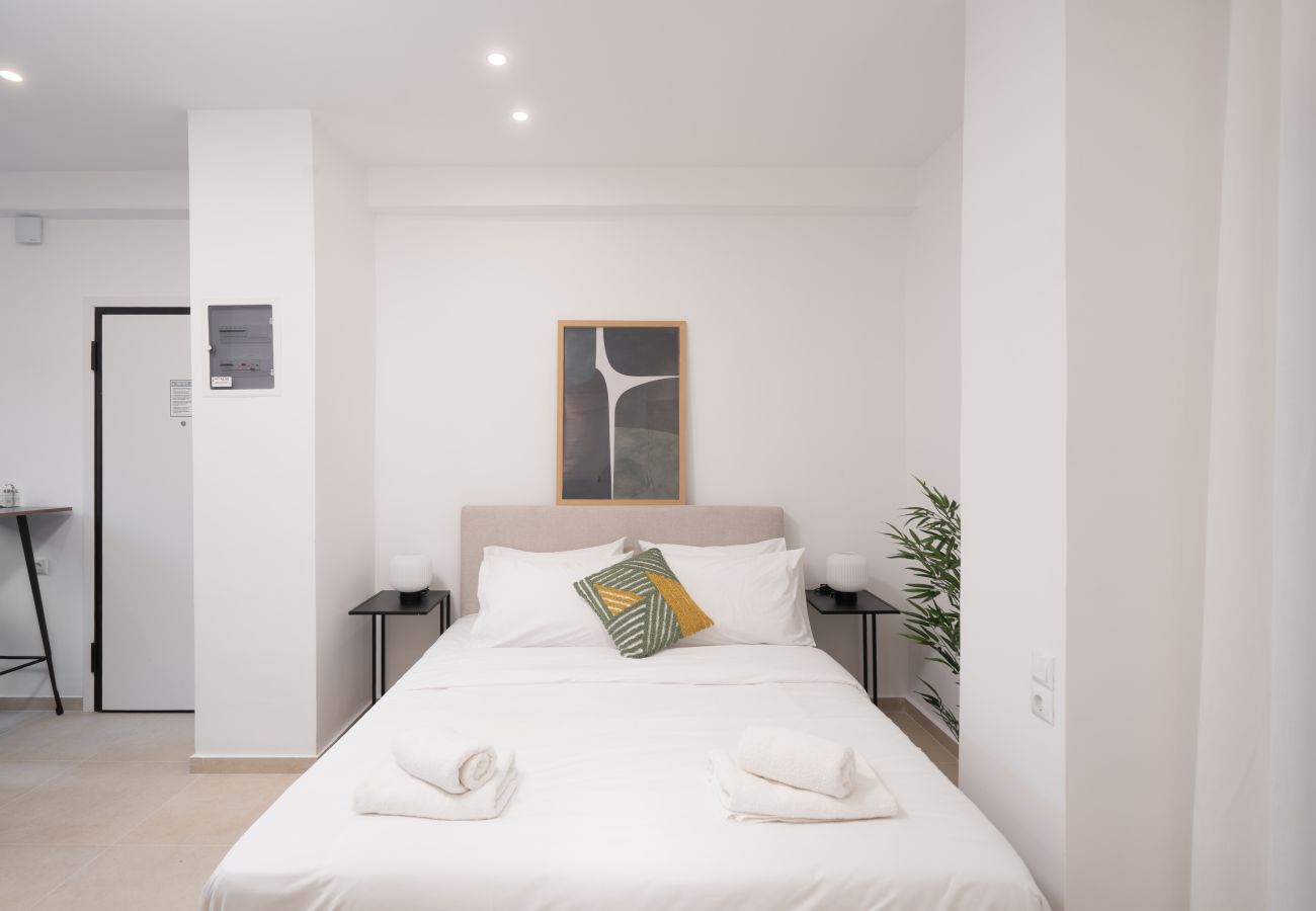 Apartment in Athens - 15 mins Walk to Acropolis, Minimalist Studio