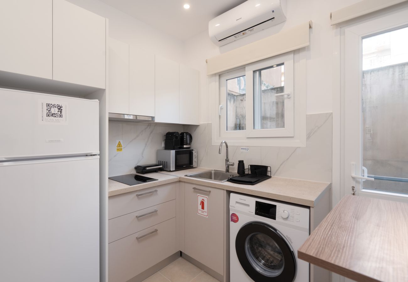 Apartment in Athens - 15 mins Walk to Acropolis, Minimalist Studio