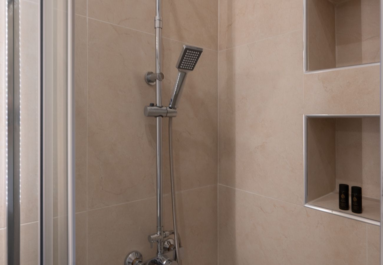 Apartment in Athens - 15 mins Walk to Acropolis, Minimalist Studio