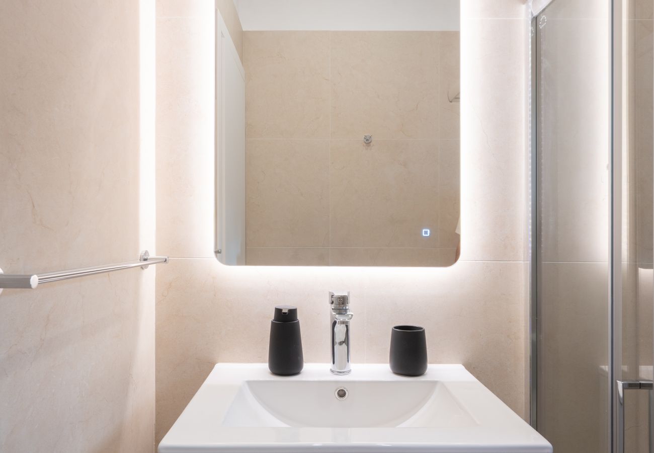 Apartment in Athens - 15 mins Walk to Acropolis, Minimalist Studio