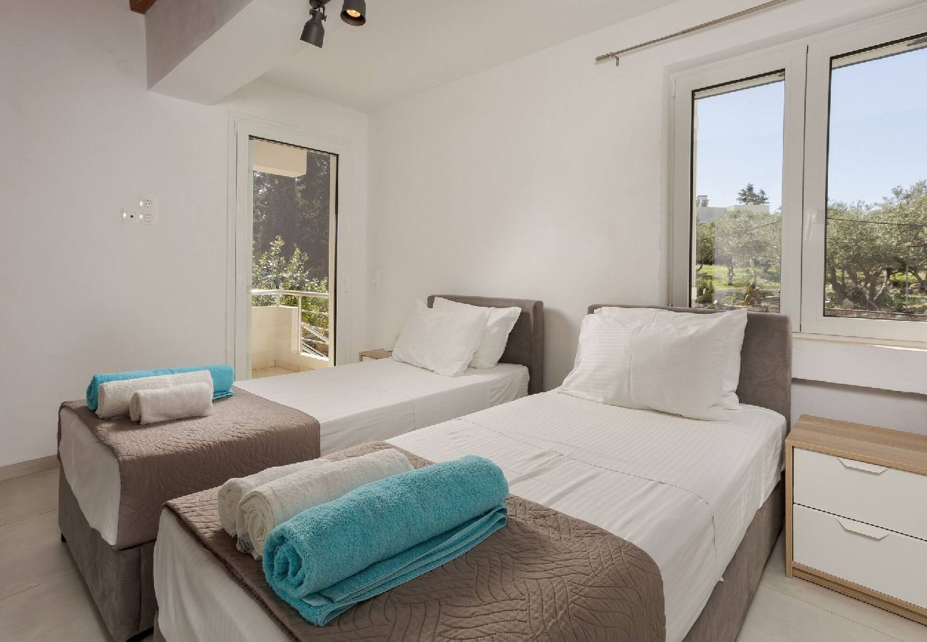 Villa in Douliana - Villa Konstantinos Hilltop Vineyard Escape 