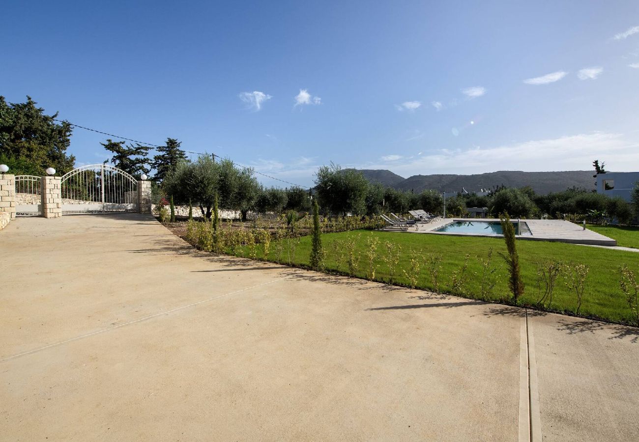 Villa in Douliana - Icarus Luxury Private  Villa 