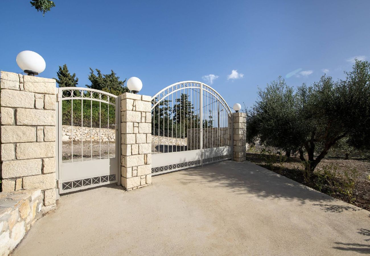 Villa in Douliana - Icarus Luxury Private  Villa 