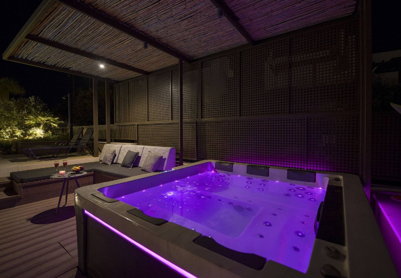 Outdoor jacuzzi with mountain view at Almi Cove Villa II