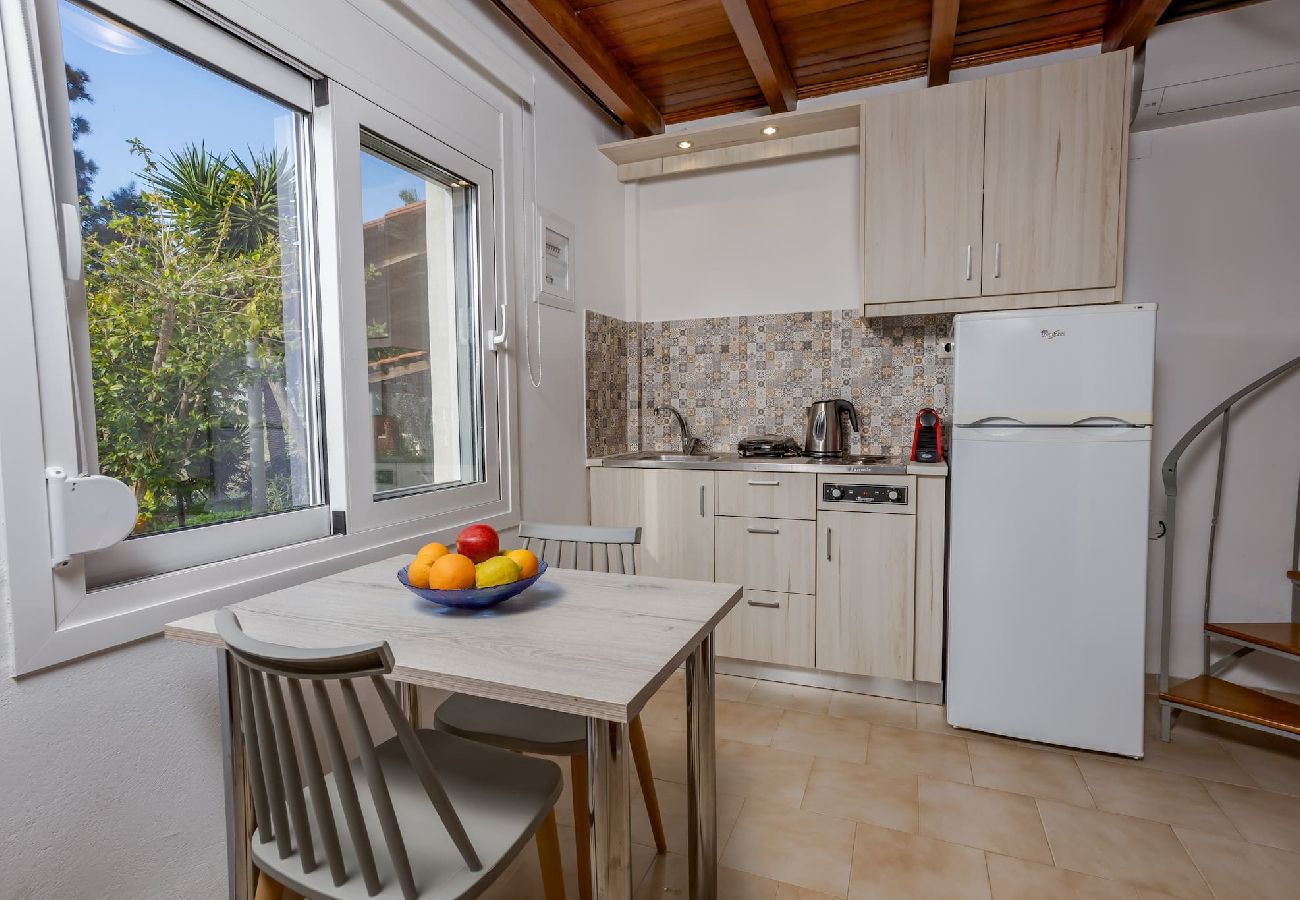 Living area with kitchenette in Xamoudochori suite