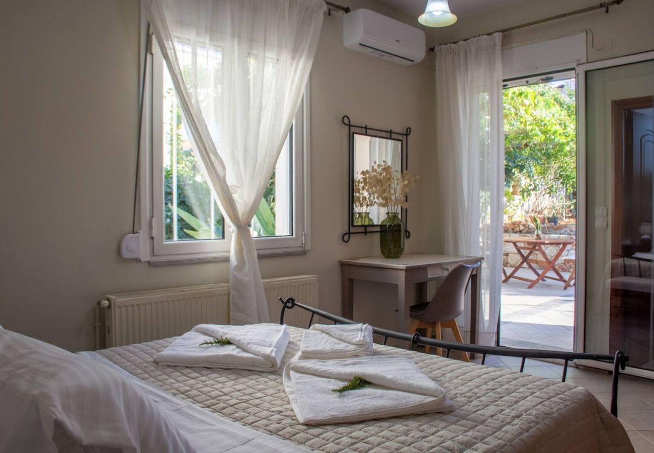 Double bedroom with natural light in Kounoupidiana apartment