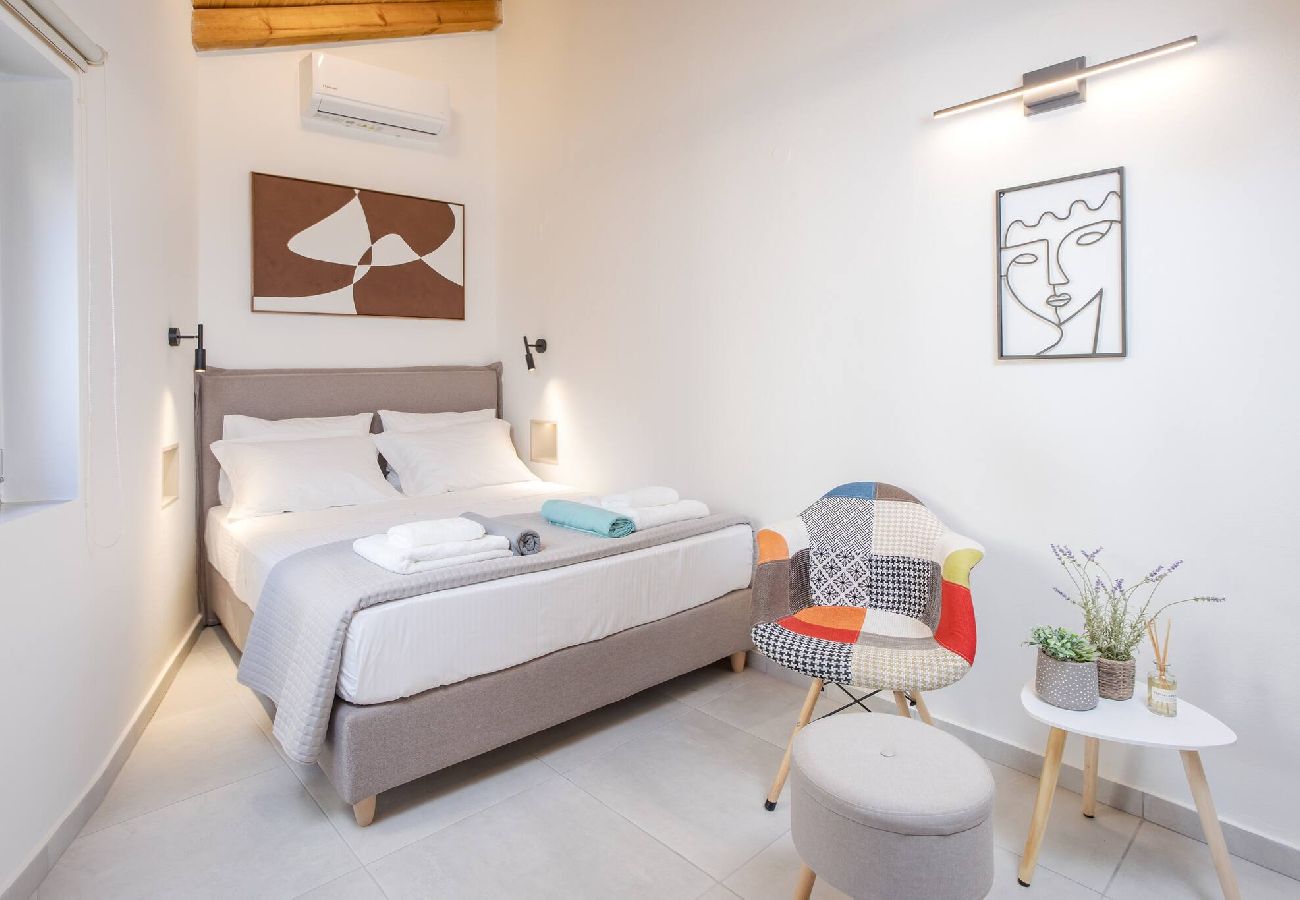 House in Chania - Comfinest house with jacuzzi in Chania old harbour 