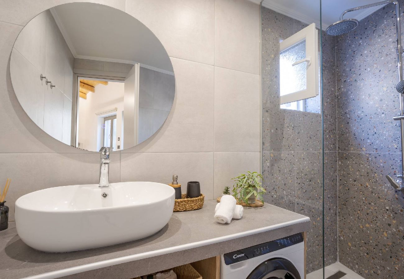 House in Chania - Comfinest house with jacuzzi in Chania old harbour 