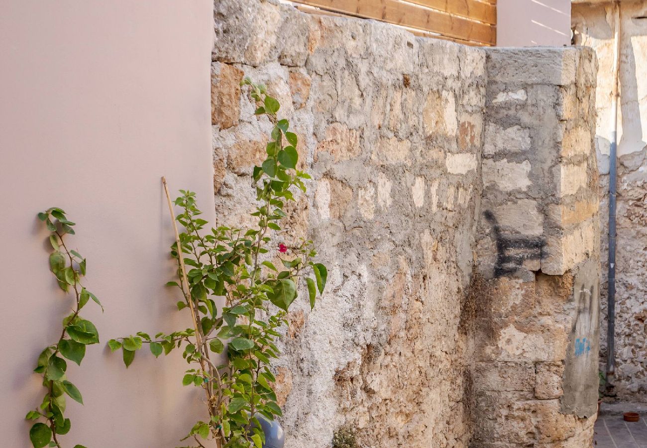 House in Chania - Comfinest house with jacuzzi in Chania old harbour 