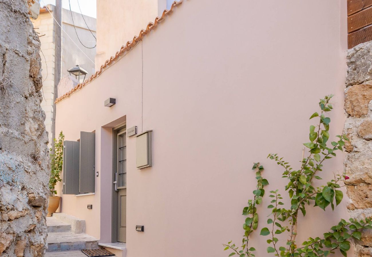 House in Chania - Comfinest house with jacuzzi in Chania old harbour 