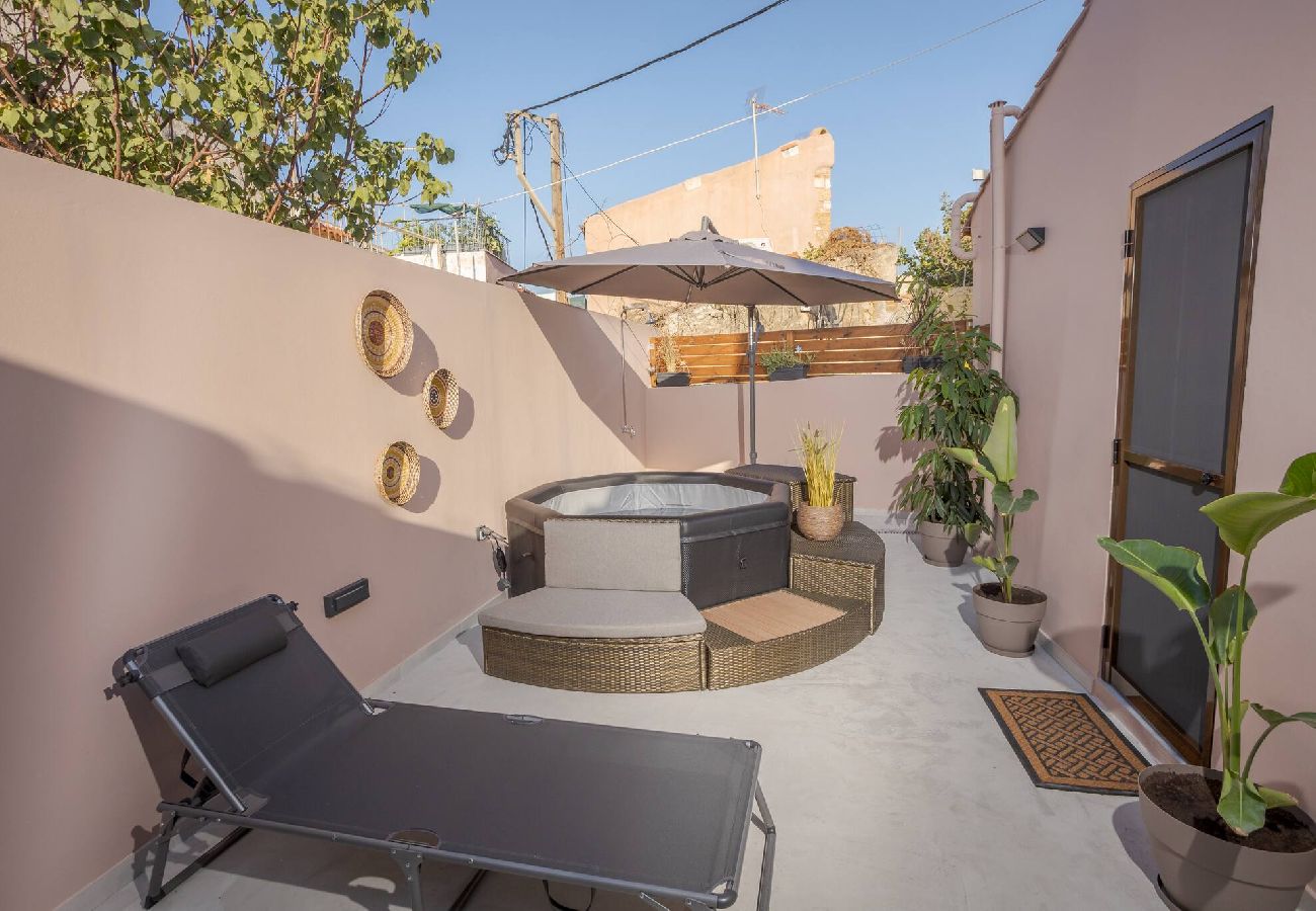 House in Chania - Comfinest house with jacuzzi in Chania old harbour 