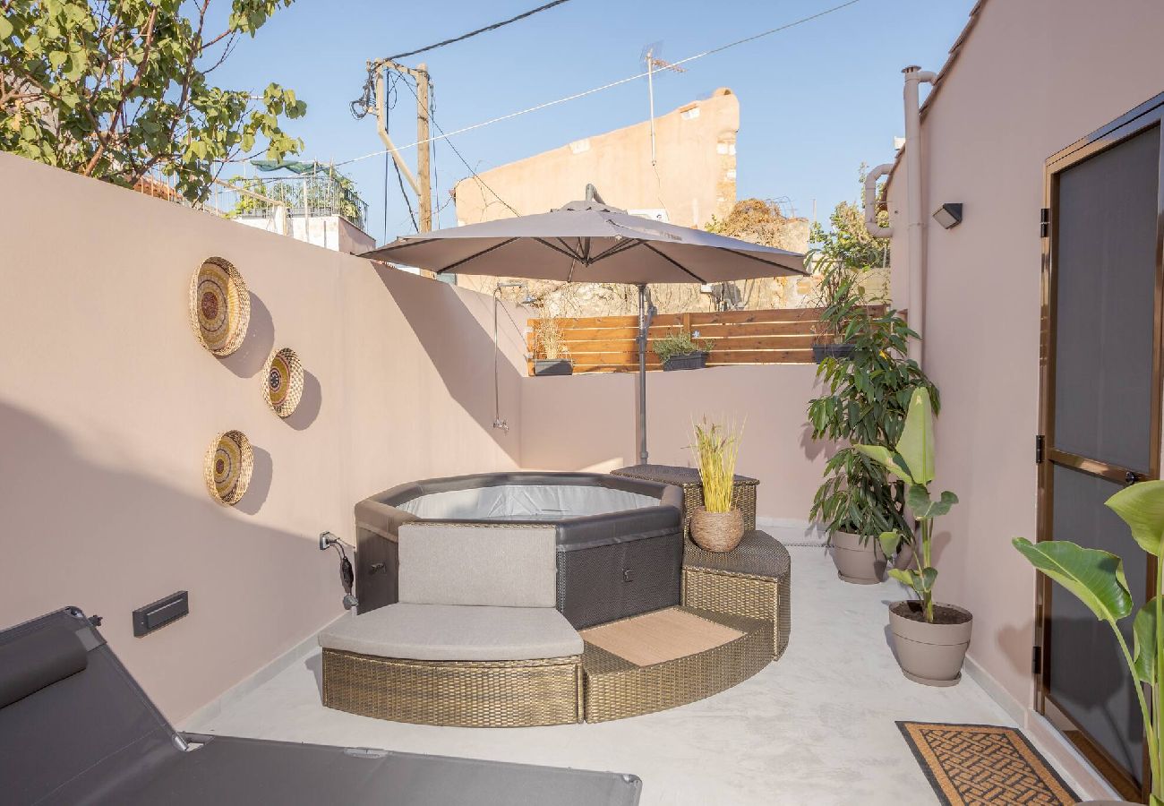 House in Chania - Comfinest house with jacuzzi in Chania old harbour 