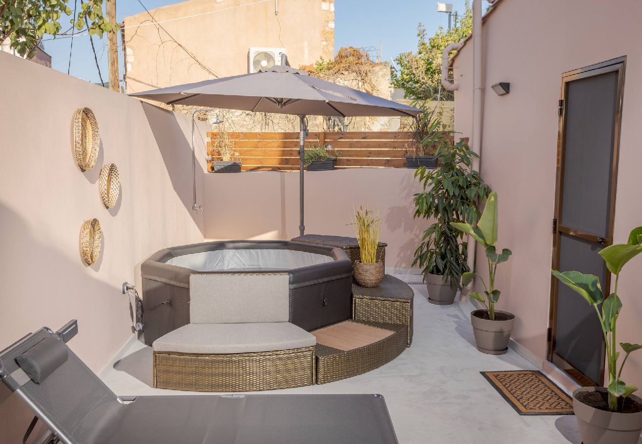 House in Chania - Comfinest house with jacuzzi in Chania old harbour 
